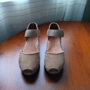 NWT L'Amour Des Pieds AMADOUR Tan Suede Open Toe Low Wedge